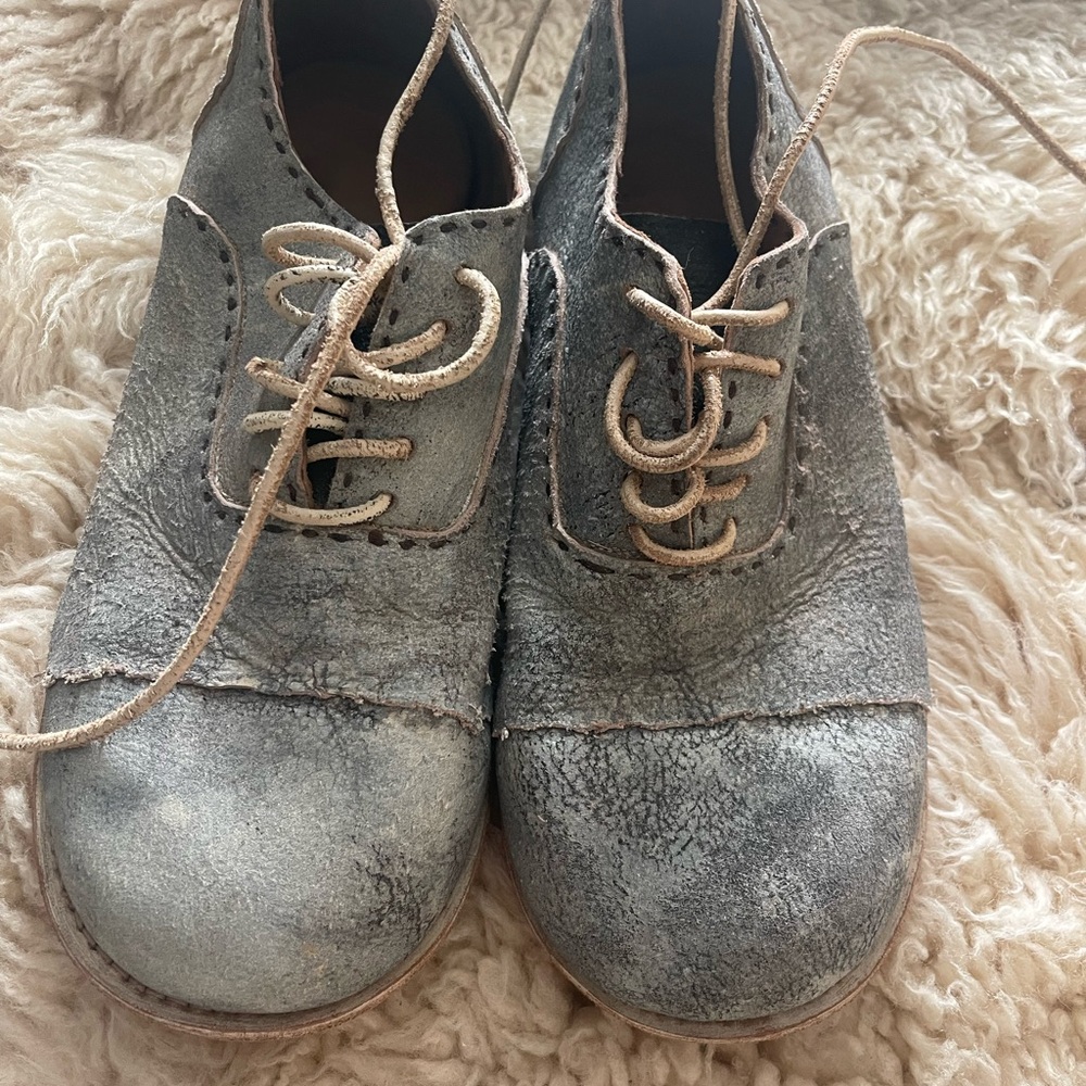 Magnolia Pearl Gray Dress Shoes with Vintage Charm